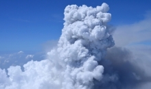 日本新燃岳火山大规模喷发 烟柱高达5500米
